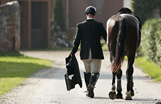Photo ein Reiter führt sein Pferd