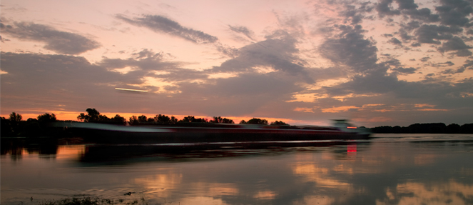 Photo Sonnenaufgang über der Elbe mit einem Boot