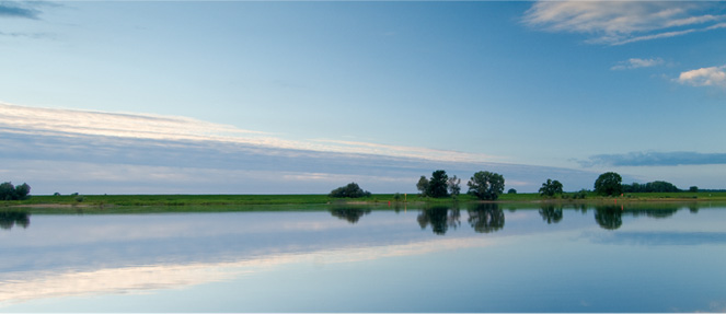 Photo Der Himmel spiegelt sich in einem See